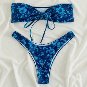 Blå blommig bikini - Vacker blå bikini, oandvänd! 