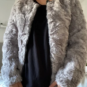 Grå pälsjacka (fake) - Storlek 34, Xs. Fin och i princip oanvänd! Inte riktig päls!