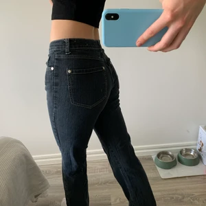 Jeans! - Säljer dessa snygga jeansen då de är lite för korta för mig som är 175 cm! Osäker på märke och köpt secondhand men superbra skick!!💞