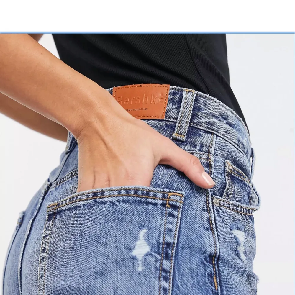 Slutsålda jeans! Använd ett fåtal gånger så inprincip nyskick, jättefina jeans men säljer pga att jag behöver plats i garderoben! Storlek 32!. Jeans & Byxor.