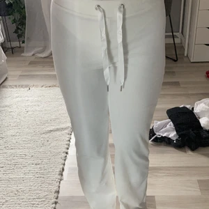 Mjukisbyxor - Jätte fina vita mjukisar från Gina nypris 229