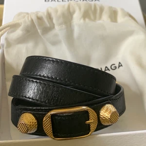 Balenciaga armband - Säljer mitt fina Balenciaga armband som är i jättebra skick. Storlek M (justerbart så passar de flesta). Köpt på Nathalie Schuterman för ett par år sedan. Kommer med dustbag + box, självklart äkta 💕 buda från 700 eller köp direkt för 1000 🌸