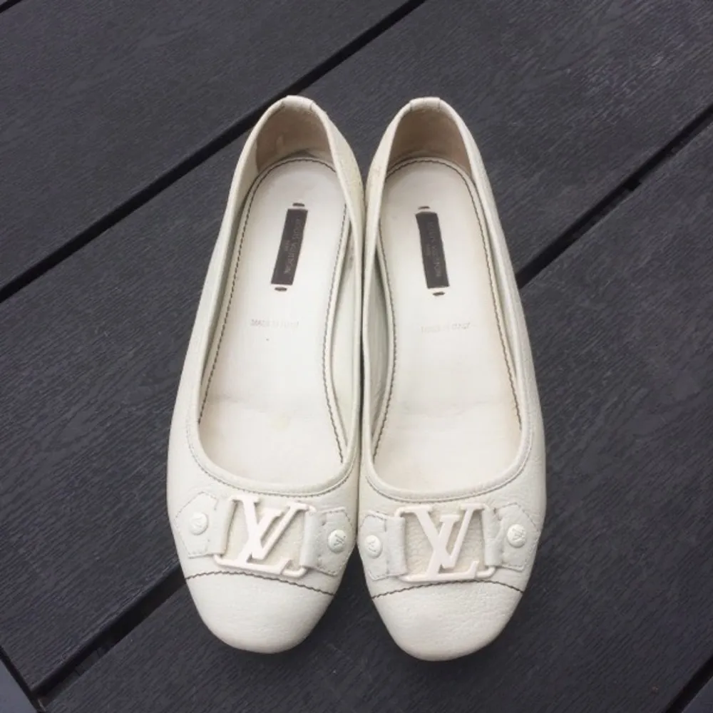 Ett par vita fina ballerina skor från Louis Vuitton i bra skick, äkta!. Skor.