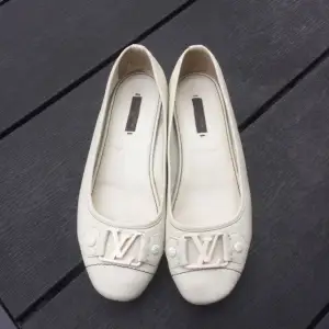 Ett par vita fina ballerina skor från Louis Vuitton i bra skick, äkta!