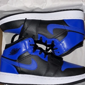 Nike air jordan 1 mid  - Helt nya jordans bara test använda. De är jätte sköna sitter perfekt och är bekväm. Vid snabb äffar priset kan diskuteras.