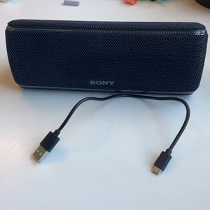 Dena högtalare har jätte bra ljud den tål vatten och den lyser när man säter på musik - Jag har inte använt den mycket