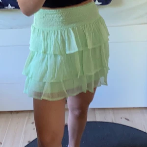 Volang kjol - Säljer en jättefin pastell mintgrön volangkjol! Den är i en jättefin pastellfärg vilket kanske inte framkommer helt på bilderna. Endast använd 1 gng så iprincip ny😍 Strl M men passar XS-L beroende på hur man vill att den ska sitta💗 