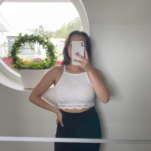 Vit croptop  - Vit gullig top 