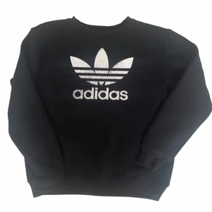 Vintage adidaströja sweatshirt humana storlek M  - Sweatshirt köpt på humana. 80-90 tal. Adidas vintage storlek M (unisex). Mjuk och skönt. Lite sprucken logga, men ger nice vintage-vibe. 