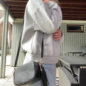 AXELVÄSKA  - Säljer den här supersöta axelväskan för 80kr + frakt! Väskan är i ett fint skick och det får plats ganska mycket förvaring i den, därför är den både snygg och praktisk! Den går att matcha till nästan allt och sätter pricken över i:et på en outfit! Hör gärna av dig om du har någon fråga eller är intresserad 🖤