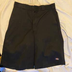 Säljer mina dickies shorts som jag köpte för 400. Har aldrig använt förutom en gång. Storlek 32. Finns o hämta i Västerås annars skickar jag med postnord, köparen står för frakten 