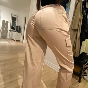 Satin cargobyxor - Cargobyxor i satin från Zara 🖤 Frakt tillkommer, 63kr spårbart 🖤