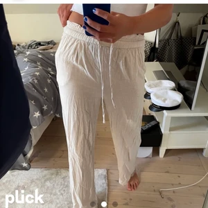 Linnebyxor - (Lånade bilder av @tilde&linnéa ). Likadana linnebyxor från hm fast annan storlek. Sparsamt använda och sälj för att jag har andra jag använder mer. Går att ha både som högmidjade och lågmidjade beroende på hur man vill att de ska sitta. Frakt tillkommer!