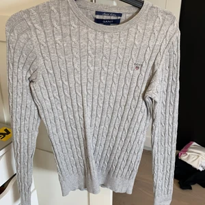 GANT TRÖJA - Kabelstickad tröja från GANT i mycket fint skick. Storlek S och sparsamt använd. 