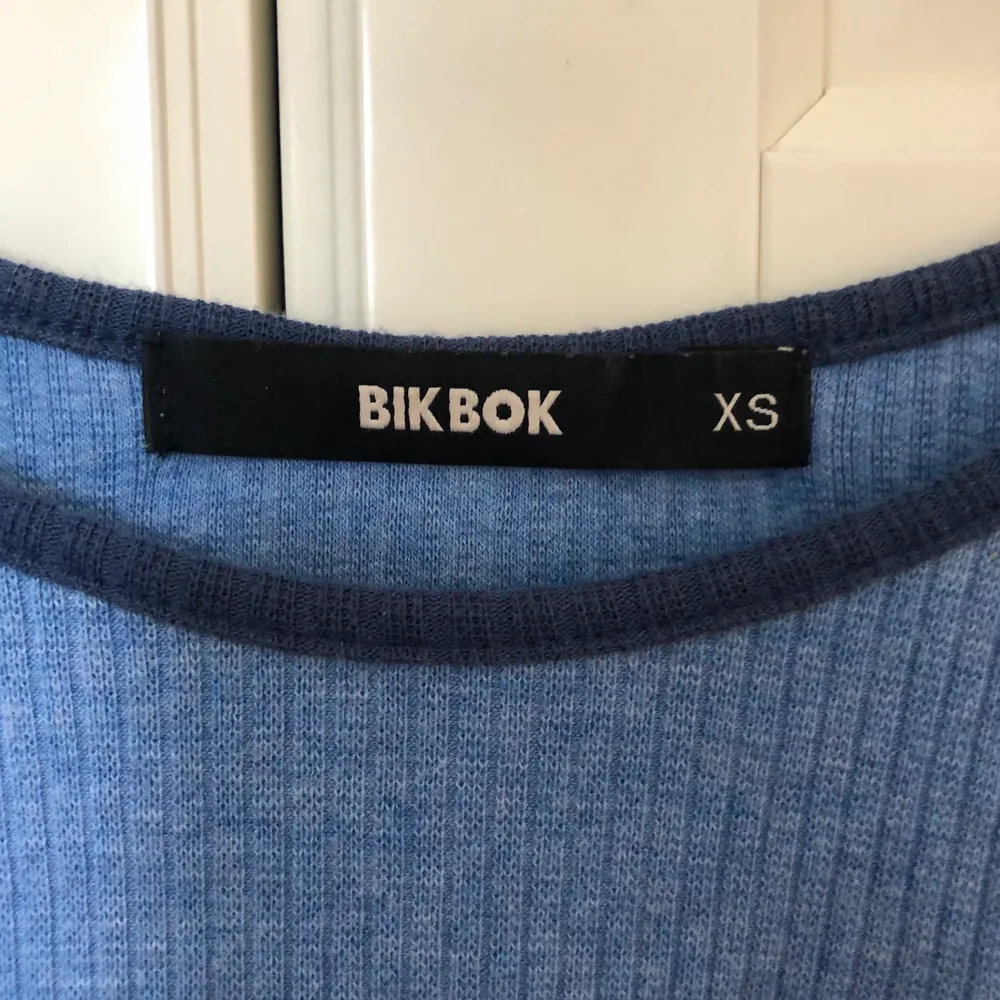 Somrigt linne från BikBok, strl xs.                              Kan mötas upp eller frakta! OBS! Köpare står för frakt💞. Toppar.