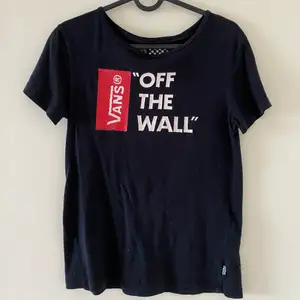 Säljer denna fina t-shirten från Vans. Använd ett fåtal gånger och är därmed i ett fint skick. Frakten ingår ej.