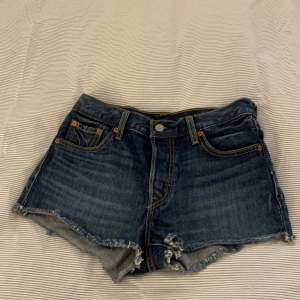 Jätte fina Levis short som säljs pga att de inte kommer till användning. Storlek W25 men passar en Xs- S! 200kr vid snabb affär