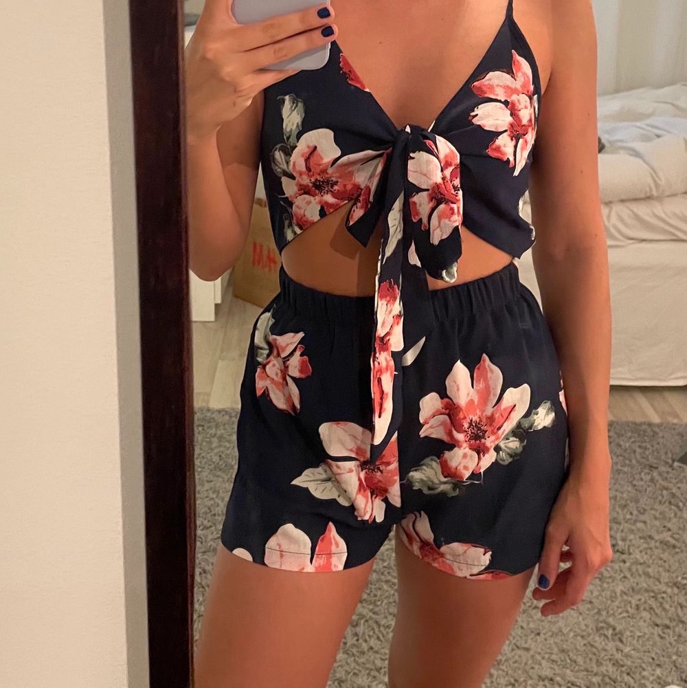 Säljer denna jättesöta jumpsuit från DM i strl S. Man knyter överdelen fram såsom på bilden. 💖💖. Klänningar.