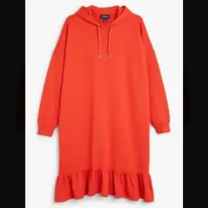 Röd klänning med hoodie från Monki i storlek S. Jättemysig och bekväm ❤️ Frakt tillkommer ✨