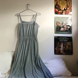 Vintage-klänning med matchande kofta  - En superfin blå festlig vintage-klänning som passar lika bra till sommarens äventyr! Vet tyvärr inte vilket märke eller storlek det är, men skulle gissa att klänningen är en 38. Säljer då den tyvärr är för liten 