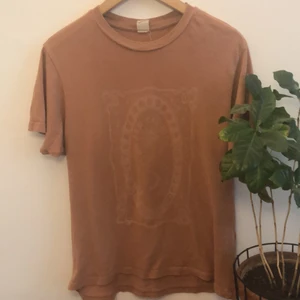 Rosa/brun t-shirt - Bekväm t-shorts med vit tryck på framsidan. Kommer tyvärr inte till andvändning !❤️❤️