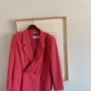Max Mara kavaj - Äkta Maxmara kavaj i rosa färg. Passar en 36/38 i storlek. 