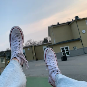 Äkta converse - De är ganska nya men jag har smutsat ner de med flit för fashion statement🤪. De är äkta. Köpte de från stadium. Perfekt för dig som har skater-stil eller bara vill ha snygga skor!😎 Men jag kan tvätta de och göra de till nya om man vill.