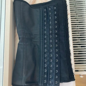 Waist trainer - Waist trainer för dej som alltid velat testa men tyckt det vart för dyrt! Jag har använt den och den är nu för stor på mig vilket visar att den verkligen funkar. Det står storlek S men jag skulle säga att den passar M