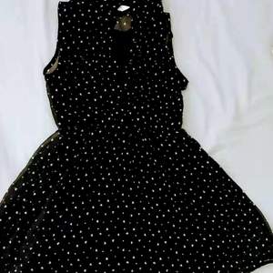 Det är en klänning för barn mellan 8-9 år och har storlek 134-69