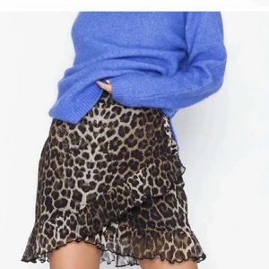 Nelly  - Jättefin kjol från Nelly, är en XS men passar S oxå. Använd ungefär 3 gånger säljer pågrund av att den inte har kommit så mycket till användning!❤️