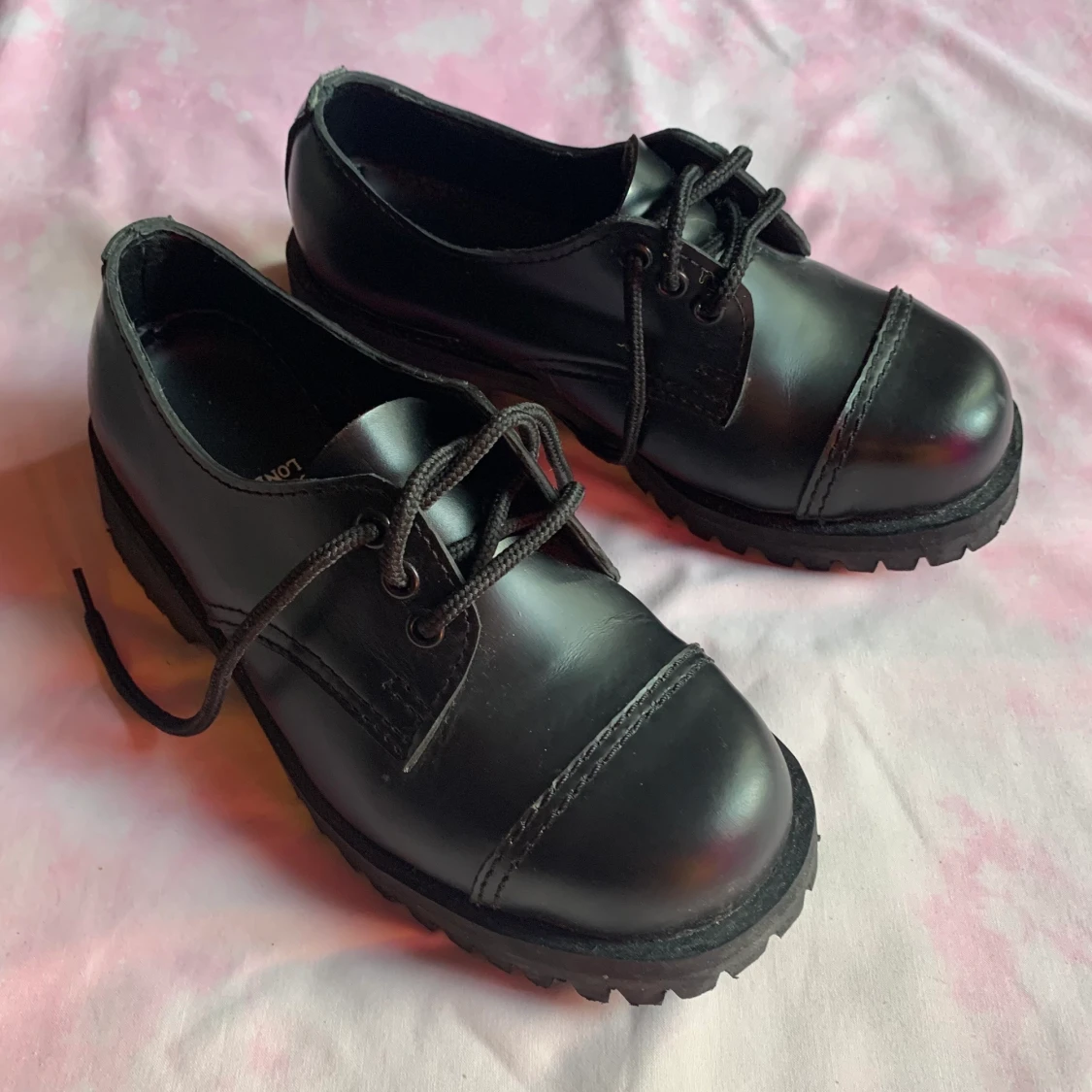 SVARTA CHUNKY DRÖMKÄNGOR MED STÅLHÄTTA, strl 38, äkta skinn/läder.