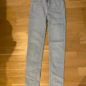 Pull and bear   - Jätte söta å simpla byxor från Pull and bear. Helt oanvända. 