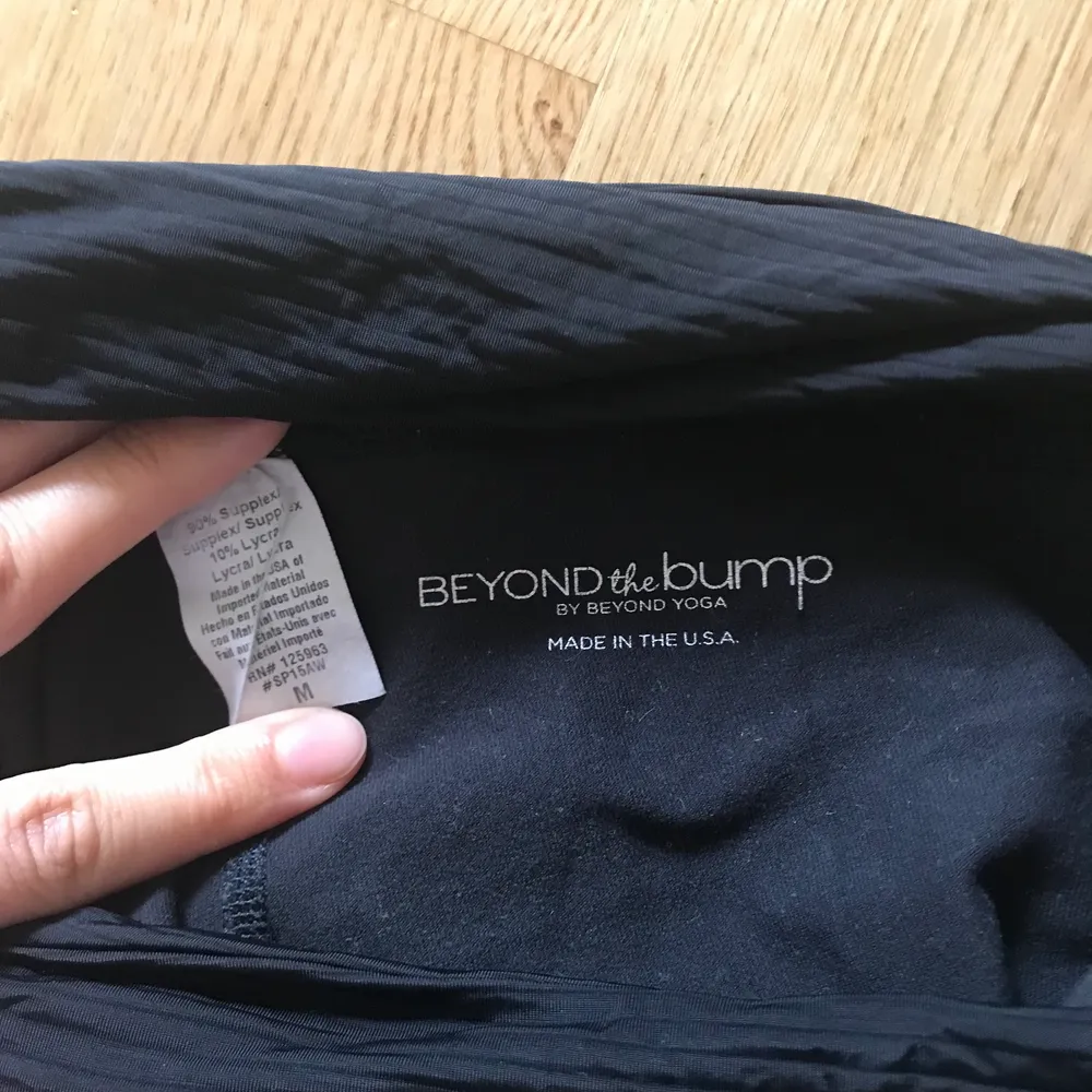 The most comfortable, high quality maternity yogapants you will ever wear 👶  I didn’t know it was maternity tights until I got home, so they work amazing even if you’re not with a bump. Soft as baby skin both in the high waist and the legs. Original price: 110usd. Brand: Beyond yoga. Jeans & Byxor.