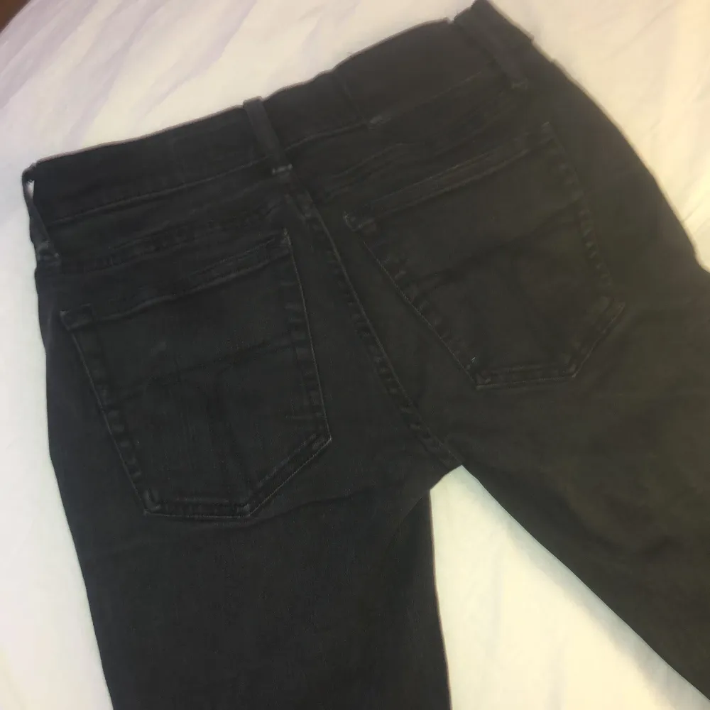 Svarta lågmidjade jeans från tiger of sweden i storlek står ej i byxorna men jag skulle säga att de är långa och har ca storlek xs. 180kr+frakt🖤. Jeans & Byxor.