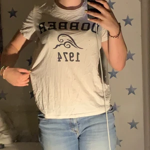 Vit t-shirts  - Vit t-shirts från dobber i storlek S men passar som minst M. Stretchigt tyg. Bra skick använt fåtal gånger. Köparen står för frakt eller mötas i Norrköping. :)