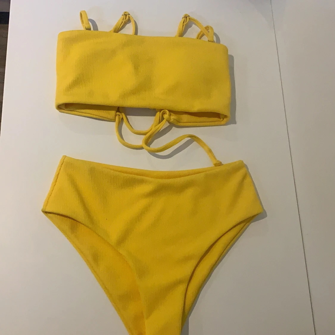 Gul bikini