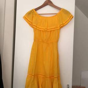 H&M strandklänning gul i stl 34. Bra skick, tunnt material. 