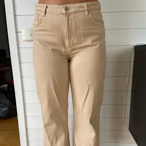 Beiga jeans från monki💛 oklart med storlekarna men passar mig som är 173 cm lång och har L - 40/42 i byxor