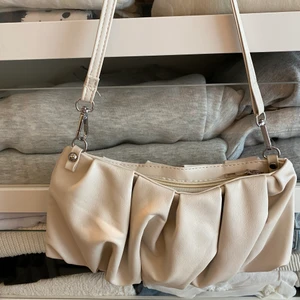 Beige väska - Beige väska från shein. Aldrig använd💓💓frakten kostar 50kr