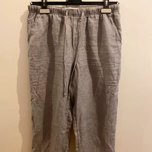 Tygbyxor från mango  - Säljer dessa snygga grå tygbyxor från mango eftersom att de är för små. Skriv i Dm om intresse, köparen står för frakt❤️❤️