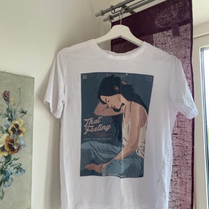 Tröja med tryck - T-shirt köpt second hand för ett tag sedan och som nu söker ny ägare🤝 tröjan är i mycket fint skick och säljs då den inte längre används💖