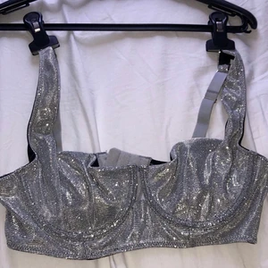 GLITTRIG BH - säljer den här balconette bh:n från Gina i strl 36, rymlig i kuporna!!!❤️ aldrig använd⚡️ nypris: runt 500 kr🥰