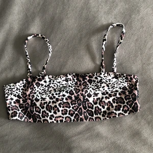 Leopard bikini överdel  - Jätte fin bikini topp, har dock aldrig använt. Man kan ta av och sätta på banden hur man vill. 😊