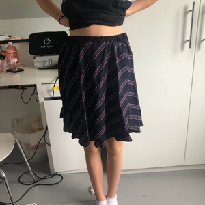 Kjol - Kjolen är i väldigt gott skick och nästan aldrig använd. Det är min lillasyster som har på sig kjolen. Säljer den då den inte kommer till användning mer. Köparen står för frakt men kan samfrakta 💕