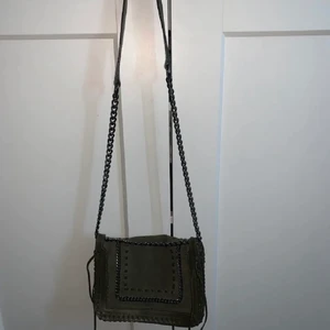 Väska  - Super fin väska från Zara i militärgrön färg (lånade bilder) säljer pågrund av att jag har två lika dana. Går att ändra banden se bilderna. Använd fåtal gånger så väldigt bra skick