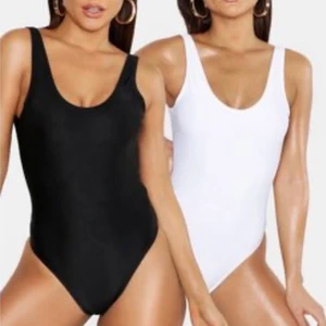 Svart och vit baddräkt  - Två baddräkter från boohoo köpt som 2-pack. Aldrig använd utan endast testad, säljer pga att dom var för små och för att jag inte ville skicka tillbaka dom då fraktkostnaden var så dyr💕💕 1 baddräkt = 60kr, 2 baddräkter = 90kr (vill bara bli av med dom så därav det billiga priset☺️)