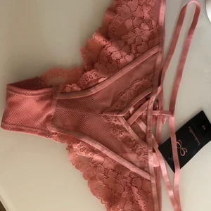 Dusty Rose brasilian trosor  - Säljer ett par jättefina troser från Hunkemöller pågrund av fel storlek. Inköpta för ca. Ett halvår sedan men aldrig andvända såklart. Vad jag kan se finns inte modellen var på deras hemsida längre. Pris kan diskuteras, säljaren står för frakten!💕