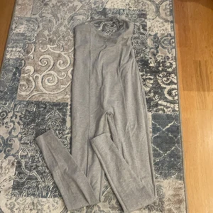 Byxdress - Grå byxdress. 