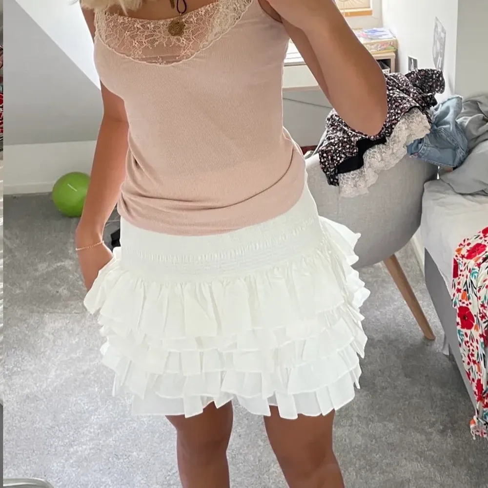 Superfin slutsåld kjol från H&M i nyskick! Storlek S men passar XS och M då den är stretchig🤍 Kan mötas i Stockholm. Bud på 350, köp direkt för 450kr💓. Kjolar.