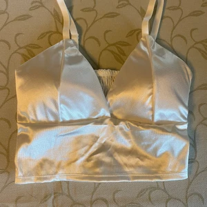 Topp i nyskick  - Säljer denna superfina topp i nyskick. Den är i storlek S och aldrig använd. (Säljer en likadan i rosa).